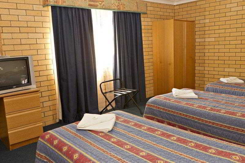 Hilltops Retreat Motor Inn Young Szoba fotó