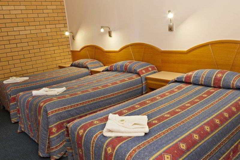 Hilltops Retreat Motor Inn Young Szoba fotó