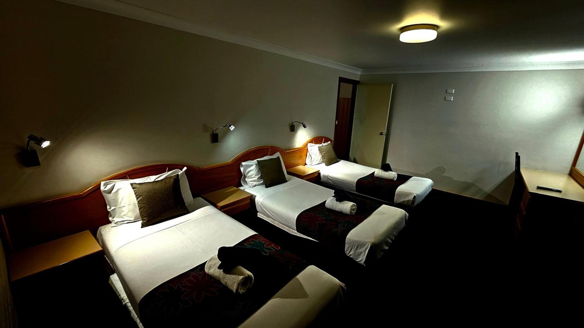 Hilltops Retreat Motor Inn Young Kültér fotó