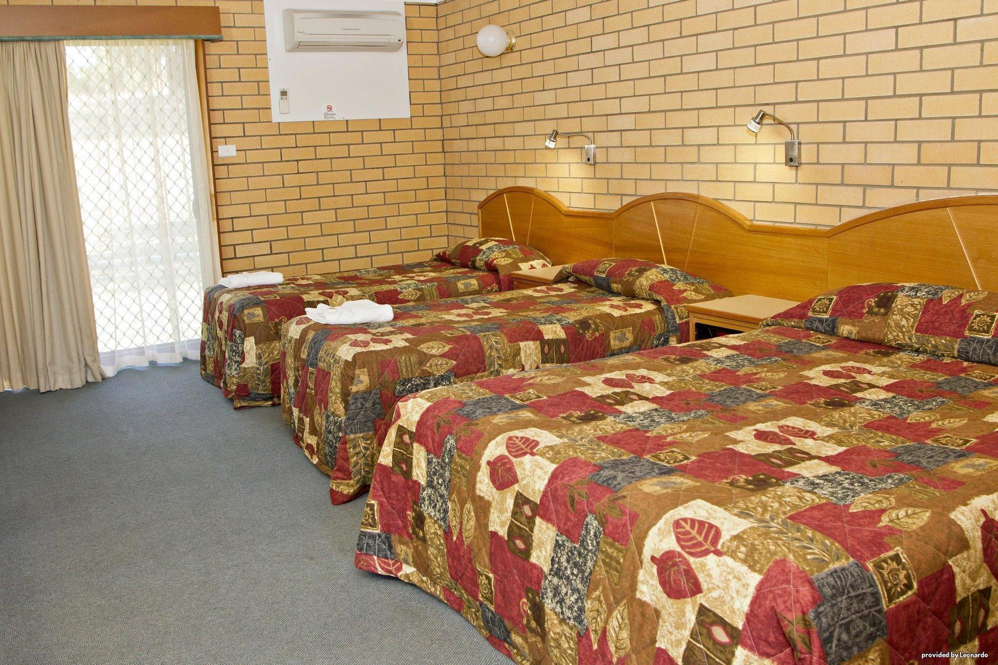 Hilltops Retreat Motor Inn Young Kültér fotó